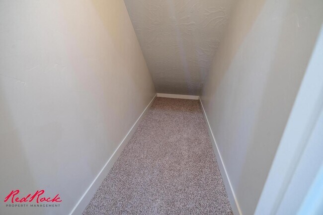 Building Photo - Pet Friendly 4 Bedroom Home! Internet Incl...