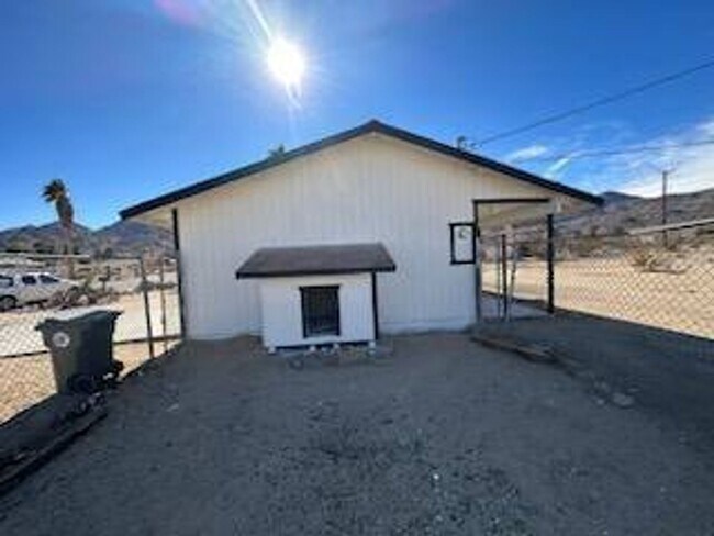 Building Photo - Well-maintained 2-bedroom, 1-bath home located near the 29 Palms Marine Base and Tortoise Rock Ca...