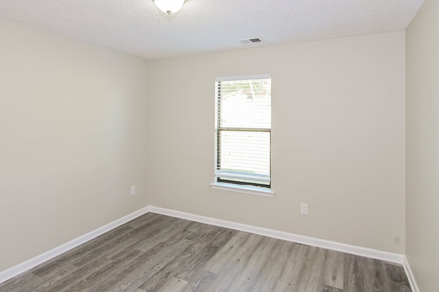 Building Photo - 6801 Bramble Ln