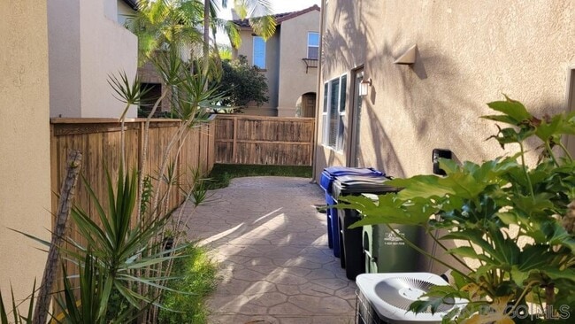 Building Photo - 10554 Hollingsworth Way