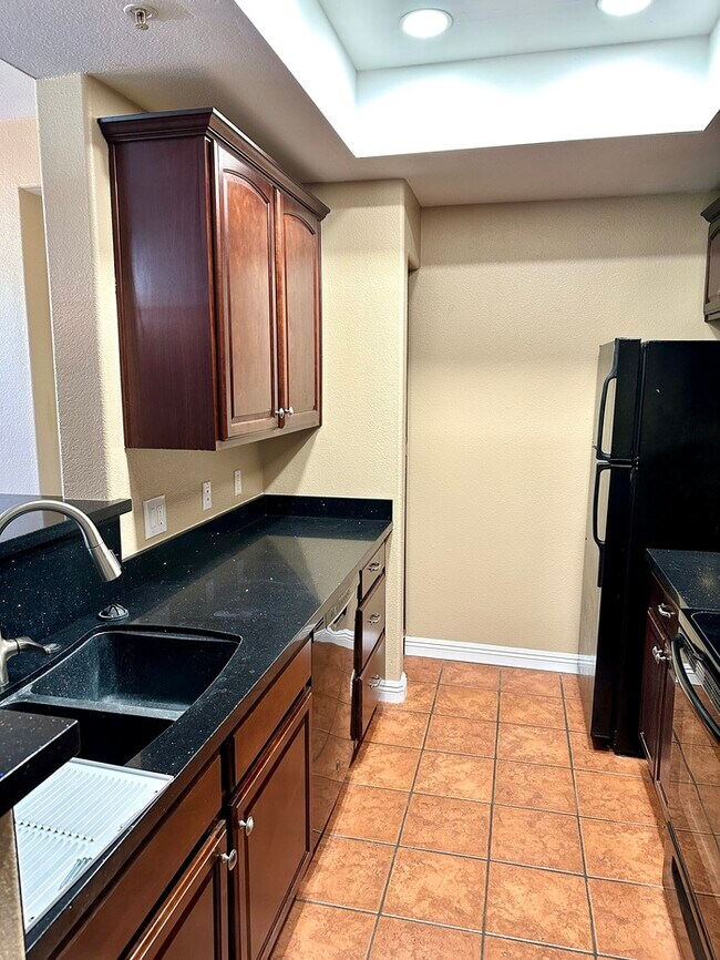 Building Photo - Stunning and spacious Portofino condo at Lakewood.