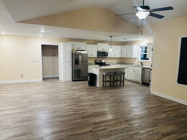 Building Photo - Spacious 4BR Home on 1.98 Acres with Modern Finishes in Tupelo Hills