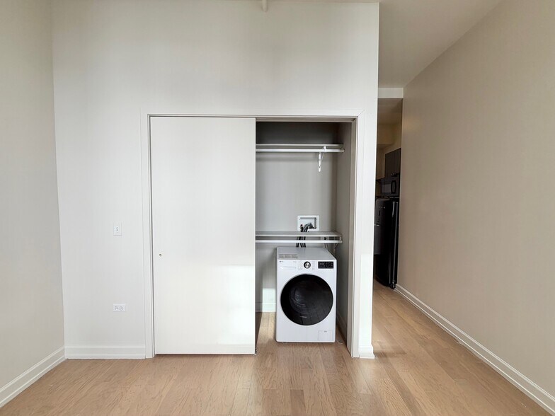 Building Photo - 102 W Chicago Ave