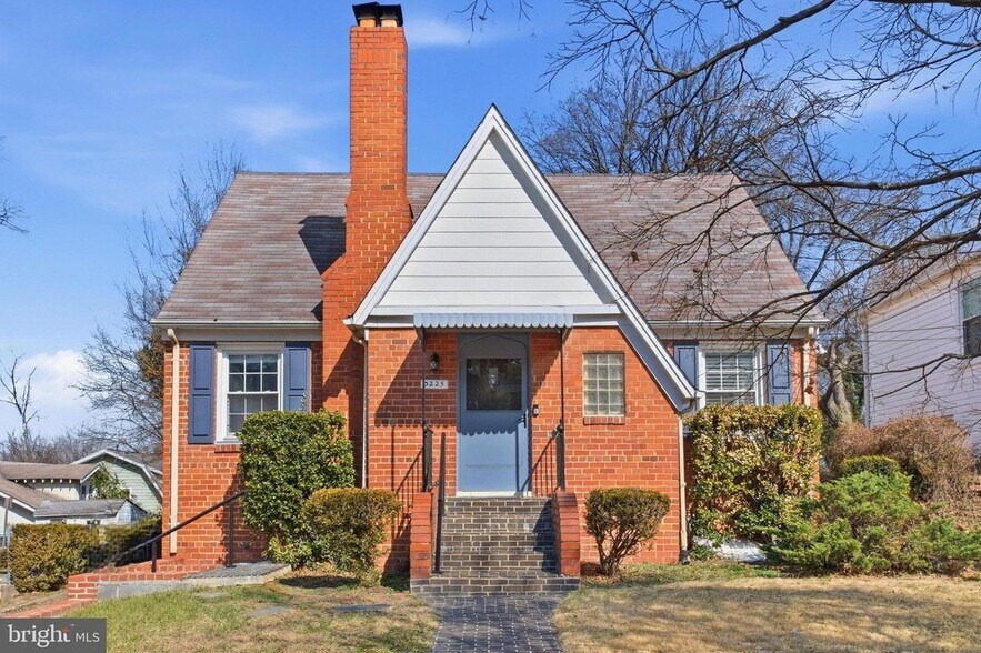 Building Photo - 3225 Chestnut St NE