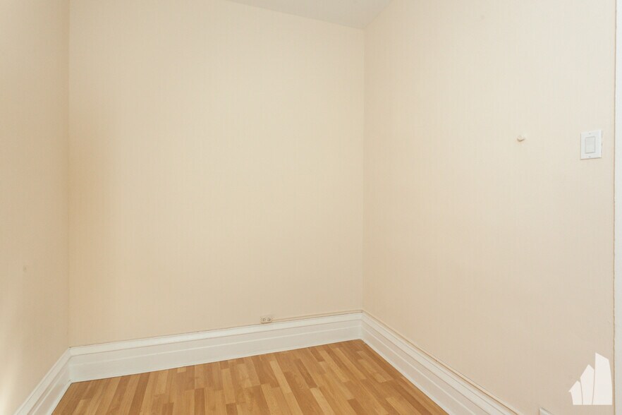 Building Photo - 900 W Newport Ave