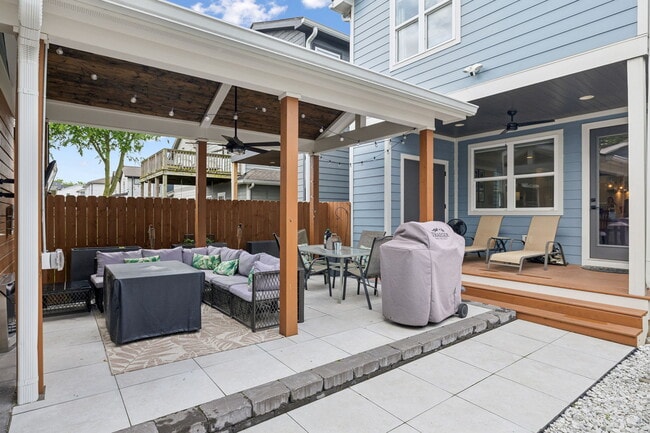 Building Photo - 6216B California Ave