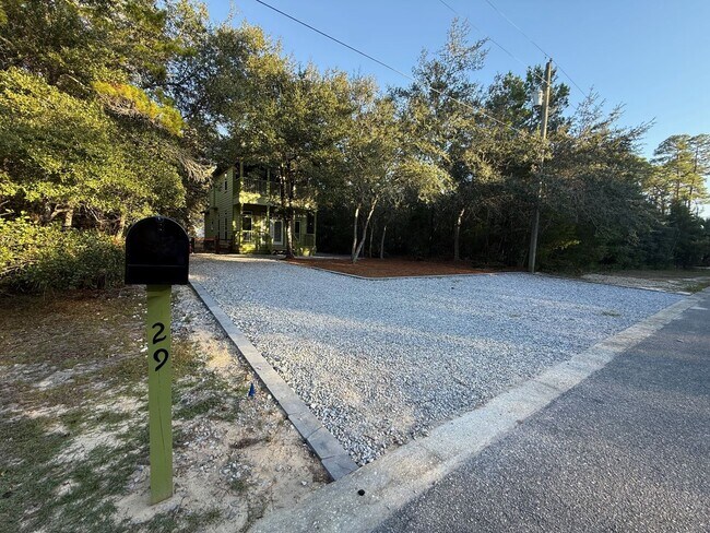 Building Photo - 3 Bdrm Home with 3rd floor loft in Pt Washington