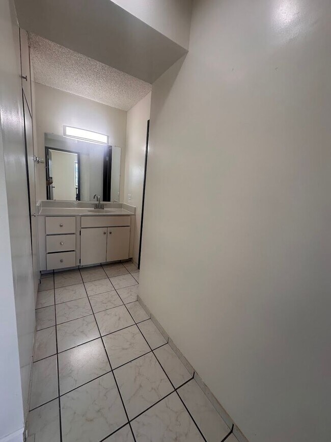 Building Photo - MOANALUA CURTIS #1208