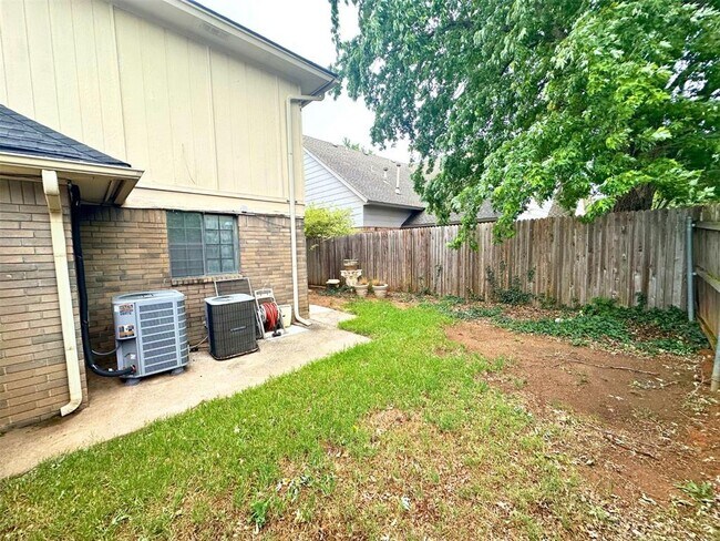 Building Photo - 6913 N Spinnaker Ln
