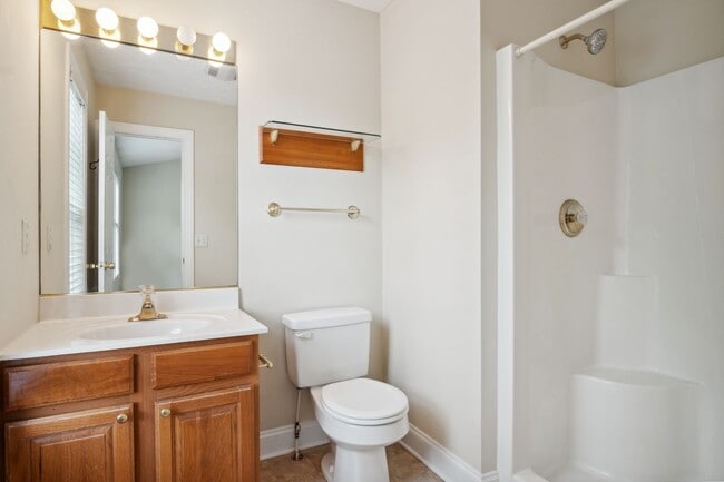 Building Photo - 3 bed/ 2 1/2 Bath.  Pet Friendly. Off Stre...