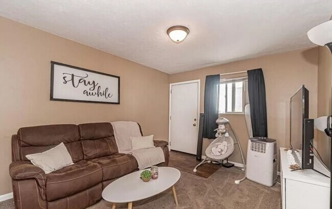 Building Photo - Super Cute 2 Bed/1 Bath Apartment on Main Street in Rexburg!