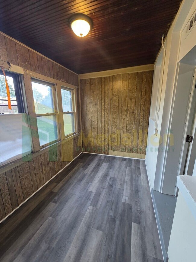 Building Photo - Beautifully Updated 2-Bedroom Apartment – ...