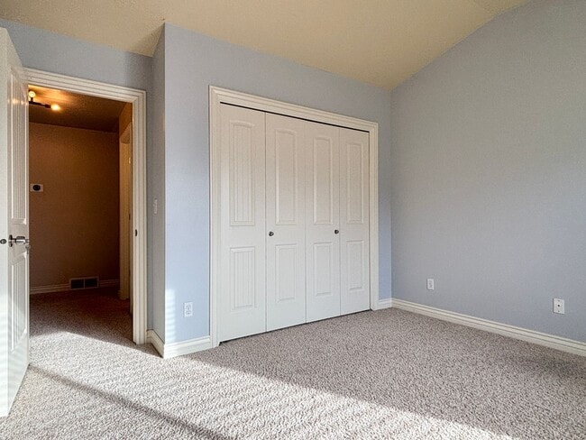 Building Photo - Lovely Townhome at Cottages on Ninth!