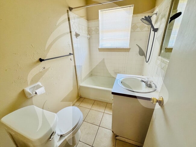 Building Photo - "Charming 4-Bed Oasis on NW Hoover Ave, Lawton"