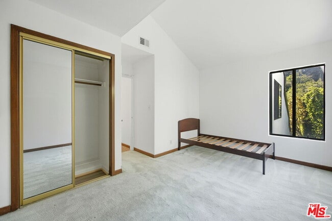 Building Photo - 2846 Royston Pl