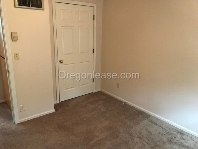 Building Photo - 3/2 Duplex Townhome in Thurston Hills