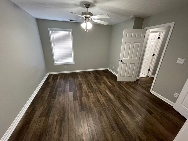 Building Photo - 4 Bedroom Home w/ 2 Car Garage