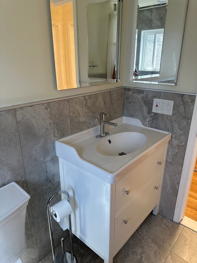 Building Photo - 100 W Hickory Grove Rd