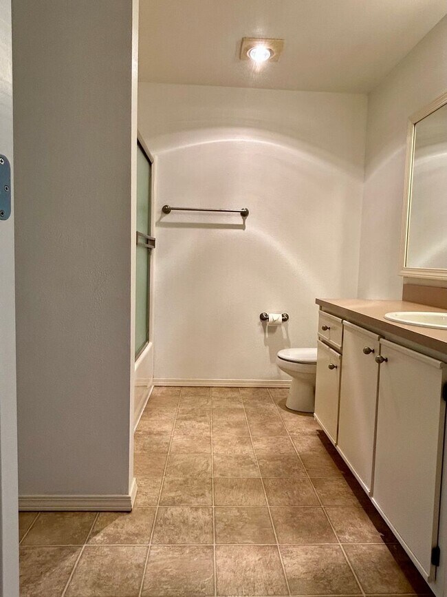 Building Photo - Beautiful Three Bedroom Townhome