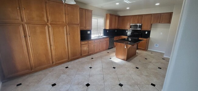 Building Photo - 3 BR, 2.5 Bath + Loft & Office/Den