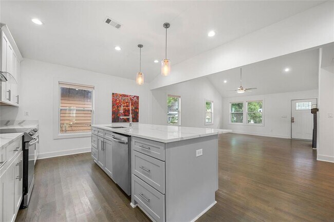 Building Photo - 883 Gaston St SW