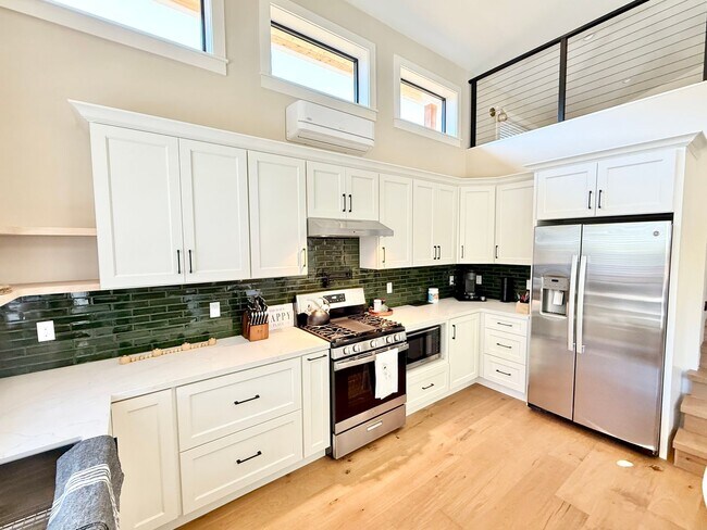 Building Photo - Beautiful Furnished New Construction Calis...