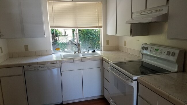 Building Photo - Terrific 4 BR, 2 BA Aloha home