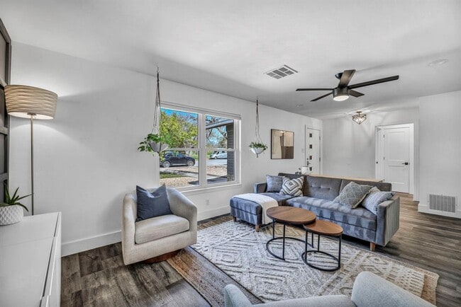 Building Photo - 2805 Silverway Dr