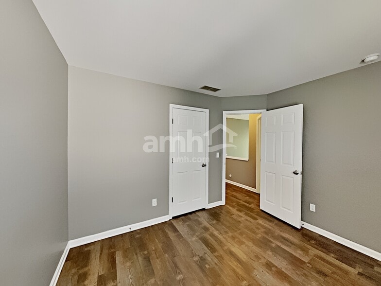 Building Photo - 2412 Newberry Ln