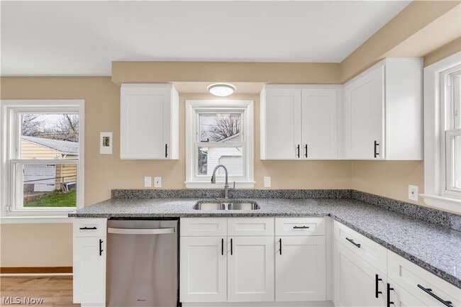 Building Photo - 655 E 240th St