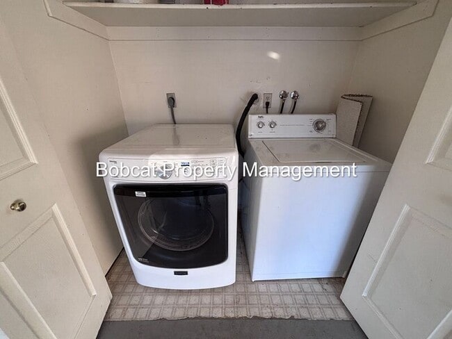 Building Photo - 988 Blue Ridge Dr