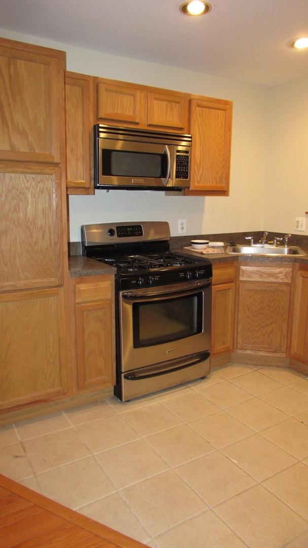 Building Photo - Amazing Rehab Townhome with Deck