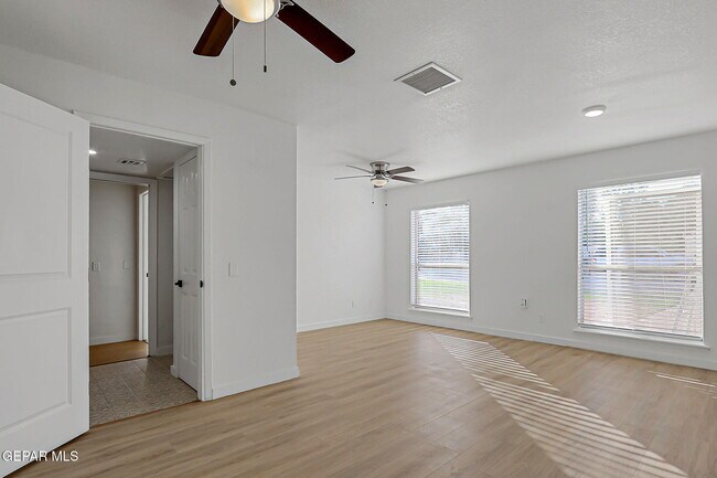 Building Photo - 4828 Ballerina Dr