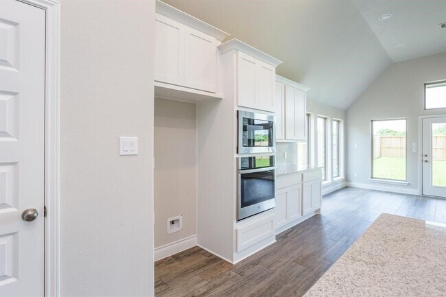 Building Photo - 1639 Rosedale Dr