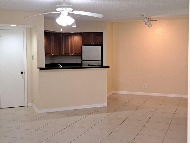 Building Photo - 3470 Pinewalk Dr N