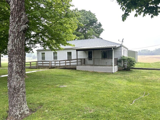 Building Photo - Country Living at Its Finest!