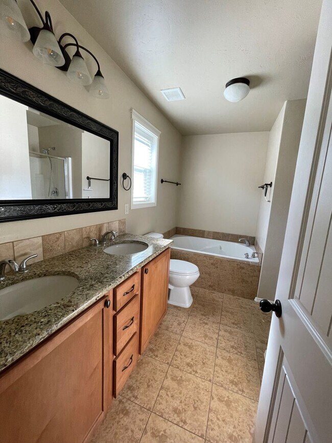 Building Photo - Spacious 3-Bed + Den Home in Hollybrook Su...