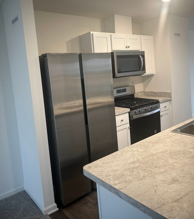 Building Photo - 1455 Yosemite Way