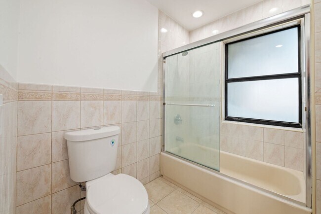 Building Photo - Stunning 4 Bed + Den | 3 Bath Waterfront Home – Miami, FL 33175