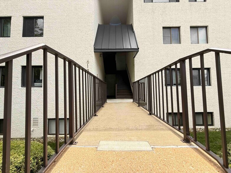 Building Photo - 613 Oakland Hills Ct