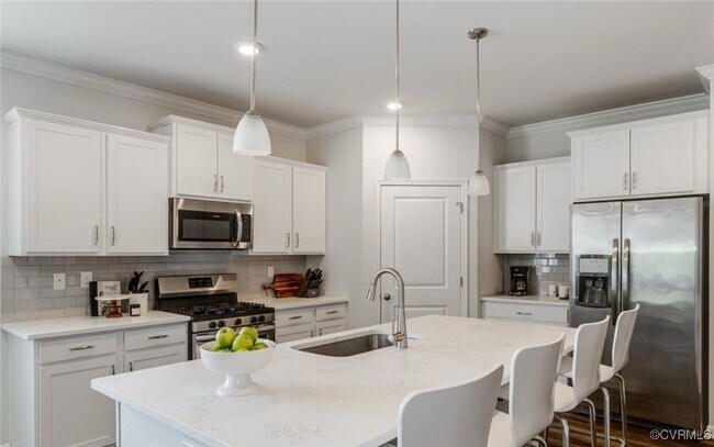 Building Photo - 5649 Rohan Pl
