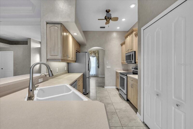 Building Photo - 3013 Royal Palm Dr