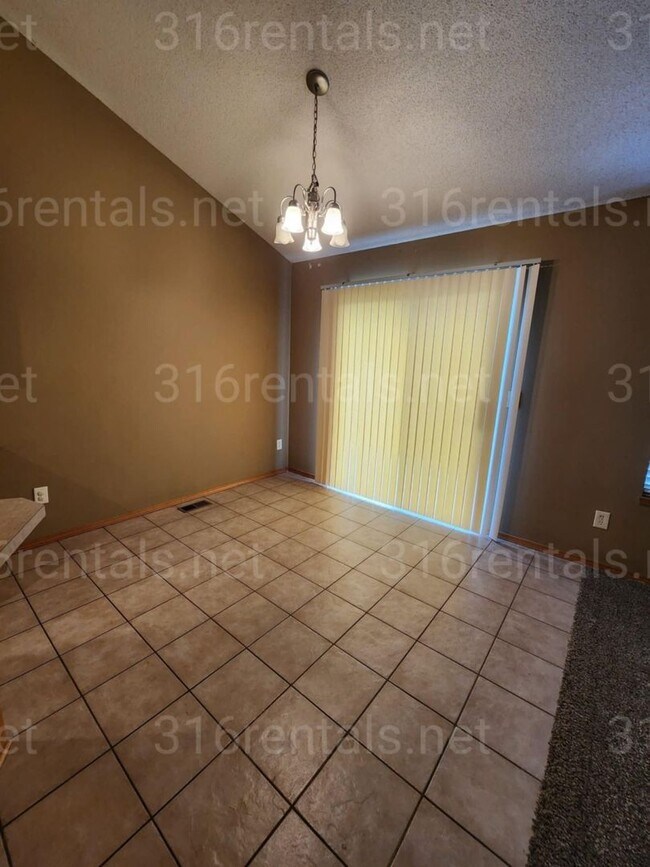 Building Photo - $1,650 - 3 bedroom / 3 bathroom - Single F...
