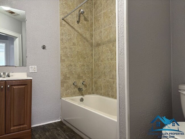 Building Photo - For Rent - 2 Bed/ 1 Bath Home