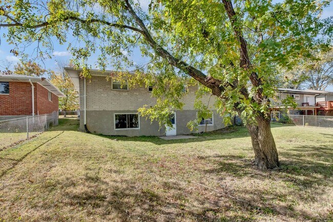 Building Photo - Spacious Single Family Home In Florissant with a Walk Out Basement!!
