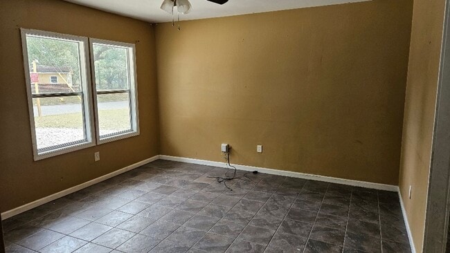 Building Photo - 3 bed 1 bath