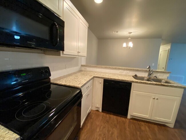 Building Photo - 3 Bed 2 Bath Duplex in Moore Schools!