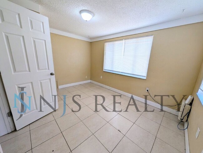 Building Photo - 3034 Roxbury Dr