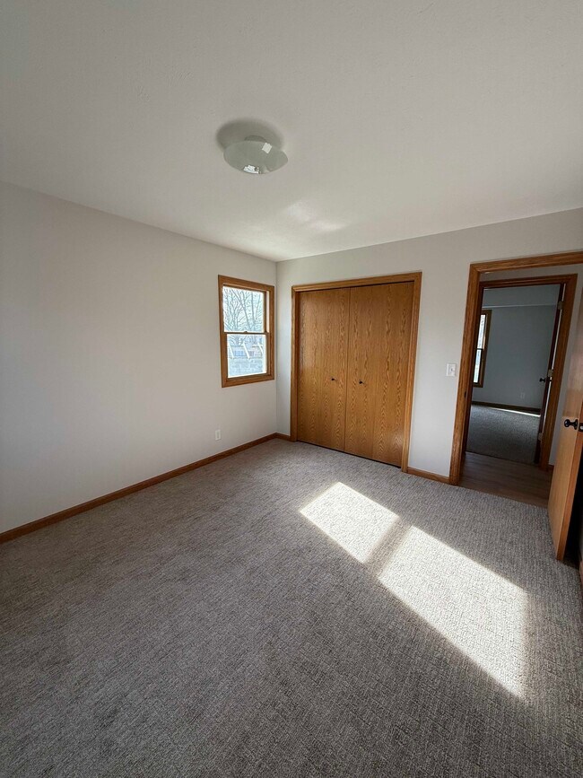 Building Photo - 8197 Cottonwood Dr