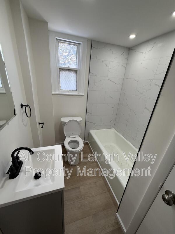 Building Photo - 326 N Fountain St